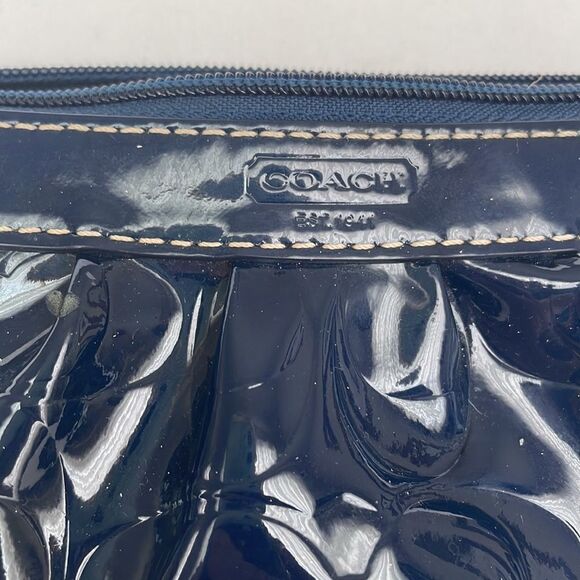 COACH NAVY PATENT WRISTLET - Picture 2 of 7